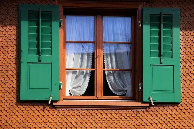 Na co zwrócić uwagę podczas wyboru firanki do parapetu?